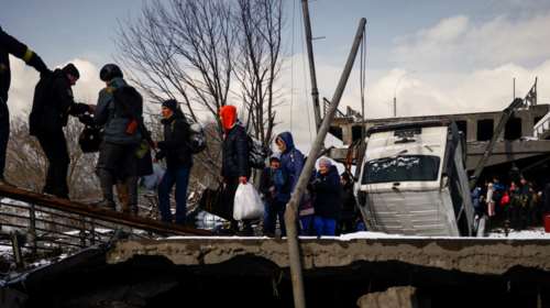Πόλεμος στην Ουκρανία: Εκρήξεις και σειρήνες στο Κίεβο που ετοιμάζεται για την τελική εισβολή - Ανοίγουν ανθρωπιστικές οδούς