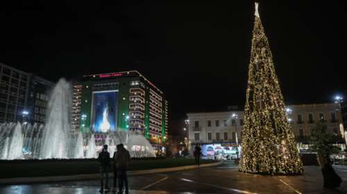 Χριστούγεννα στην Αθήνα - Φωταγωγήθηκε το χριστουγεννιάτικο δέντρο της Ομόνοιας [εικόνες]