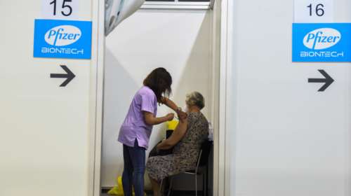 Βρετανία: Ο Τζόνσον θα παρουσιάσει τη στρατηγική του για την τρίτη δόσου του εμβολίου