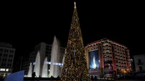 Η Αθήνα φορά τα γιορτινά της - Φωταγωγήθηκε το χριστουγεννιάτικο δέντρο της Ομόνοιας [εικόνες]