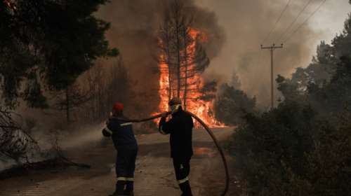 Θετικοί στον κορονοϊό πυροσβέστες που επιχειρούσαν στις πυρκαγιές της Αττικής