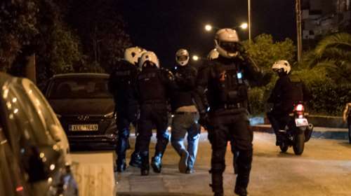 Επεισόδια στη Νέα Σμύρνη: Αστυνομικός χαστουκίζει κοπέλα που διαμαρτύρεται [βίντεο]