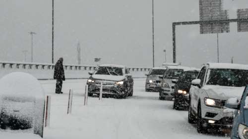 Κακοκαιρία "Ελπίς": Ακινητοποιημένοι οδηγοί στην  Αττική Οδό - Χάος στους δρόμους με κλειστή και την Κατεχάκη  [Εικόνες]