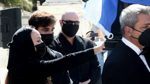 Κηδεία Τσοχατζόπουλου: Η βαρυπενθούσα Βίκυ Σταμάτη, το φέρετρο με τη σημαία &amp; η πανέμορφη εγγονή Κιάρα [εικόνες]