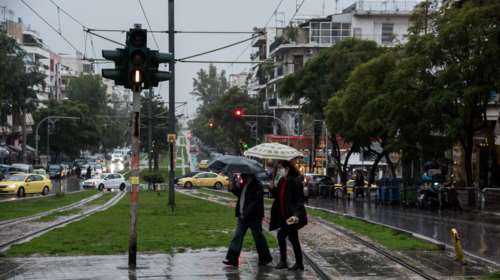 Κακοκαιρία στην Αττική: Πτώσεις δέντρων στη Νέα Σμύρνη - Ποιοι δρόμοι είναι κλειστοί [βίντεο]