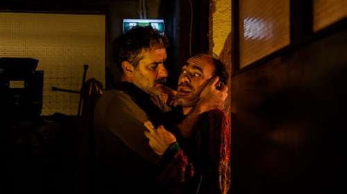 "Ανθρωποι και ποντίκια": Η sold out παράσταση του Βασίλη Μπισμπίκη επιστρέφει στο Cartel