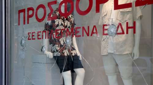 Καταδρομική επίθεση στην Ερμού: Έσπασαν βιτρίνες με βαριοπούλες [εικόνες]