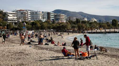 Καιρός για... παραλία το Σαββατοκύριακο: Εως 15 βαθμούς πάνω από τα φυσιολογικά επίπεδα η θερμοκρασία
