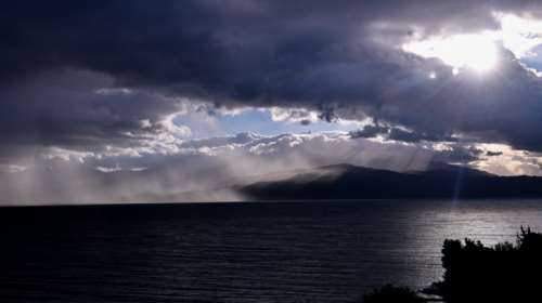 Ανεβαίνει λίγο ο υδράργυρος - Ισχυροί άνεμοι έως 7 μποφόρ και τοπικές νεφώσεις