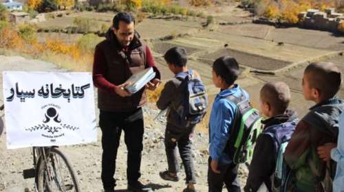 Μεγαλείο ψυχής: Δάσκαλος μετέφερε με το ποδήλατό του βιβλία στα απομακρυσμένα χωριά του Αφγανιστάν