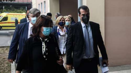 Πλεύρης: Δεν υπάρχει κουβέντα για πρόσθετα μέτρα στη Θεσσαλονίκη - Αποδοκιμασίες από υγειονομικούς