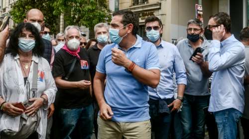 Τσίπρας με casual εμφάνιση και μηχανή στην πορεία: Ο κόσμος σύντομα θα δώσει ρεπό διαρκείας στον κ. Μητσοτάκη [εικόνες]