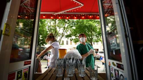 Deutsche Welle: Στο τραπέζι αμοιβή 500 ευρώ για όσους εμβολιάζονται στη Γερμανία