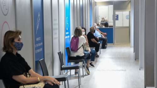 Καμπανάκι για τις ηλικίες άνω των 50: Οσοι δεν εμβολιαστούν, θα νοσήσουν - Μεγάλη επιχείρηση για να πειστούν