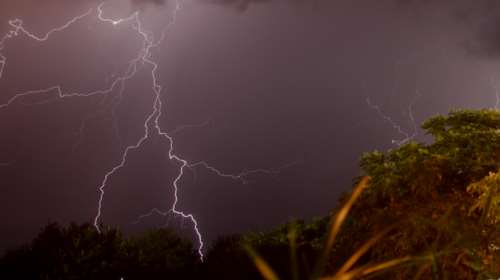 Σε εξέλιξη το κύμα κακοκαιρίας - Πάνω από 19.000 κεραυνοί την Τρίτη στην Ευρώπη [χάρτης]