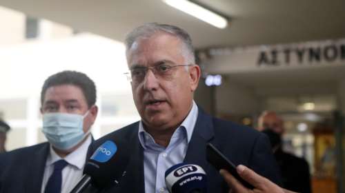 Καταδίωξη στο Πέραμα: Στη ΓΑΔΑ ο Τάκης Θεοδωρικάκος - Επισκέφθηκε τους κρατούμενους αστυνομικούς