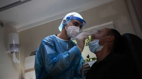 Κορονοϊός: Τα χέρια νοσηλευτή μετά από 8 συνεχόμενες ώρες διενέργειας τεστ - Συγκλονιστική εικόνα