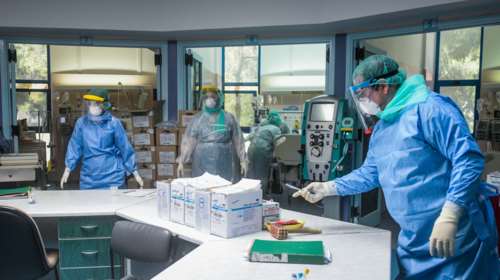 Το 95% των νοσηλευόμενων σε ΜΕΘ δεν έχει κάνει το εμβόλιο - Στα νοσοκομεία 40άρηδες και 50αρηδες