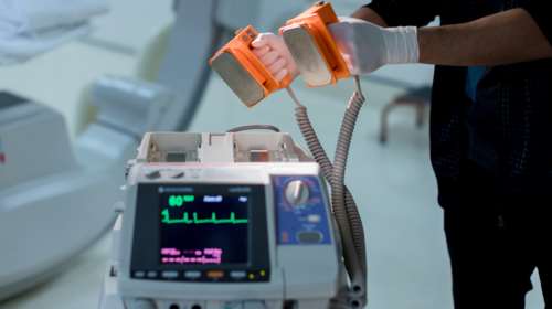 Πάτρα: Καθηγητής καρδιολογίας εξηγεί πώς λειτουργεί ο απινιδωτής - &quot;Μηδαμινές οι πιθανότητες να μην δούλεψε&quot;