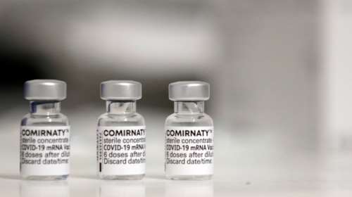 Κορονοϊός: Καλύτερη οχύρωση για τους ηλικιωμένους με το εμβόλιο της Pfizer από αυτό της AstaraZeneca