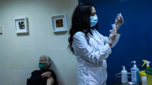 Ξεκινά η τρίτη δόση για ευπαθείς ομάδες και ηλικιωμένους - Αρχίζουν οι προετοιμασίες για την... τέταρτη
