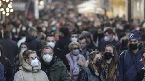 Παραμονή Χριστουγέννων: Κοσμοσυρροή σε Αθήνα και Θεσσαλονίκη - Μποτιλιάρισμα στους δρόμους - Τι ώρα κλείνουν τα καταστήματα