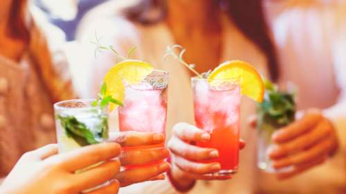 Πετρετζίκης: 4+1 δροσερά, πανεύκολα κοκτέιλς για τα καλοκαιρινά βράδια στο μπαλκόνι μας