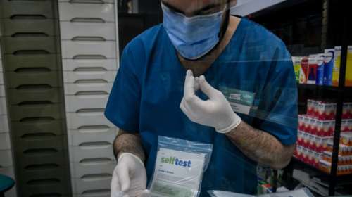 Ποιοι ανεμβολίαστοι δικαιούνται δωρεάν self-test επιστρέφοντας από τις διακοπές τους