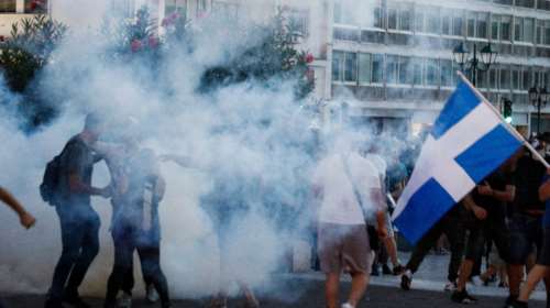 Επεισόδια στο Σύνταγμα: Μολότοφ και χημικά στη συγκέντρωση των αντιεμβολιαστών