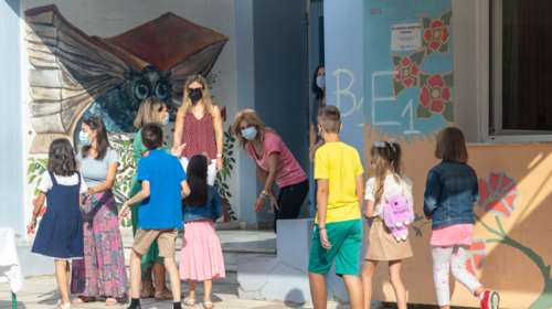 Προβληματισμός για τα κρούσματα κορονοϊού στα παιδιά: Εμβολιασμένο μόνο το 13% στις ηλικίες 12-14 ετών