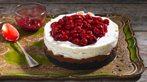 Συνταγή της Αργυρώς Μπαρμπαρίγου: Απίθανο τσιζ κέικ με μερέντα και βύσσινο