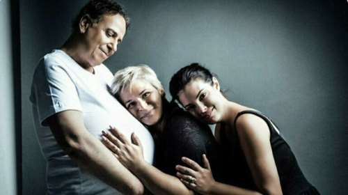 O Χάρης Ρώμας ποζάρει με κοιλιά εγκύου στο εξώφυλλο freepress περιοδικού