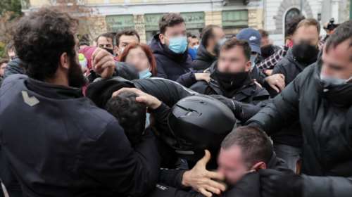 Ενταση και ξύλο έξω από το Πολυτεχνείο: Εμπόδισαν την κατάθεση στεφανιού από νεολαία ΣΥΡΙΖΑ και βουλευτές της ΝΔ