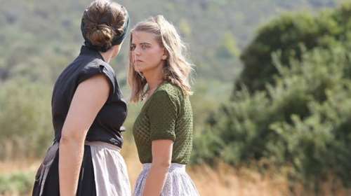 Στην Κίμωλο η Δανάη Μιχαλάκη: Η λαδένια και oι πόζες με μαγιό στο φακό του αγαπημένου της [Εικόνες]