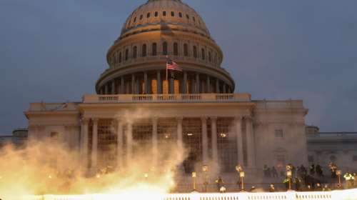 Εισβολή στο Καπιτώλιο: Χάος στις ΗΠΑ με τέσσερις νεκρούς από τα επεισόδια - &quot;Η δημοκρατία σε πολιορκία&quot;