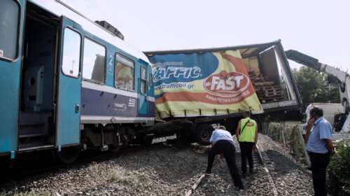 Σύγκρουση τρένου με φορτηγό στη Θεσσαλονίκη - Ενας τραυματίας [εικόνες]