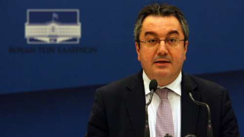 Μόσιαλος: Πρώτα θα έρθει το εμβόλιο της Pfizer στην αγορά και μετά τα υπόλοιπα