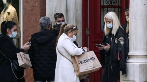 Πτώση τζίρου 15% στο λιανεμπόριο από τα νέα μέτρα - Ειδικά στις περιοχές με πολλούς ανεμβολίαστους