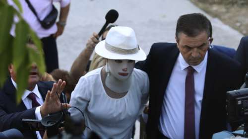 Επίθεση με βιτριόλι: "Ούτε ίχνος αλήθειας στα υπονοούμενα του 40χρονου για άλλο πρόσωπο", λέει ο δικηγόρος της Ιωάννας