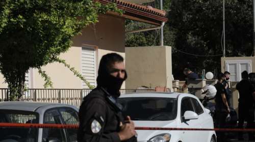 Δολοφονία στα Γλυκά Νερά: Απείλησαν με όπλο το μωρό - Εδεσαν και έπνιξαν την 20χρονη μητέρα με μπλούζα ή μαξιλάρι