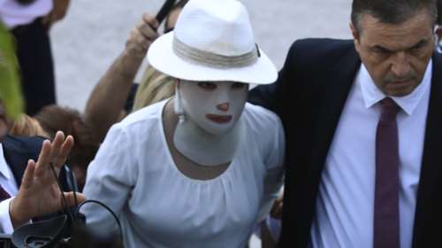 Επίθεση με βιτριόλι: Καθήλωσε η εικόνα της Ιωάννας - Συγκίνηση από το μάθημα ψυχής - Οργή για την απούσα Κακαράντζουλα