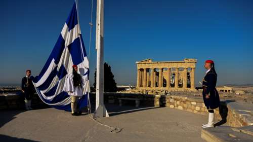 25η Μαρτίου: Η έπαρση της ελληνικής σημαίας στον Ιερό Βράχο της Ακρόπολης [εικόνες]