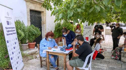 Αρχάνες Κρήτης: Εκκλησία έγινε εμβολιαστικό κέντρο - Πάνω από 50 πιστοί προσήλθαν με παρακίνηση του ιερέα