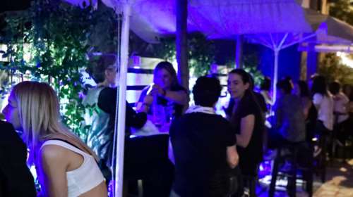 Ανατροπή με την ΚΥΑ στην εστίαση: Μόνο για εμβολιασμένους, καθήμενους και πληρότητα 65% τα υπαίθρια κέντρα διασκέδασης