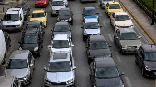 Στο &quot;κόκκινο&quot; η κίνηση στην Αττική Οδό μετά από τροχαίο - Ουρές χιλιομέτρων