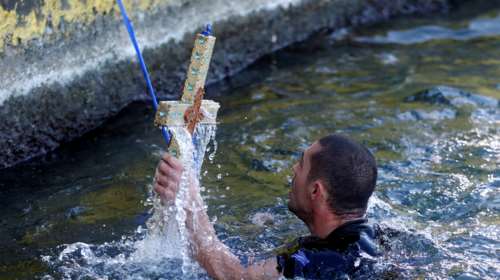 Θεοφάνεια: Η μετάλλαξη Όμικρον ακυρώνει τις τελετές των Φώτων- Πού δεν θα γίνει το &quot;πιάσιμο του Σταυρού&quot;