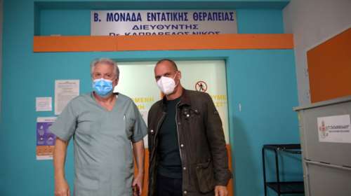 Στο νοσοκομείο &quot;Παπανικολάου&quot; με μάσκα ο Βαρουφάκης, μια ημέρα μετά το σόου στο Πολυτεχνείο [εικόνες]