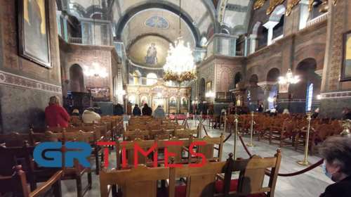 Θεσσαλονίκη: Με μάσκες, αντισηπτικά και αποστάσεις η χριστουγεννιάτικη Θεία Λειτουργία [εικόνες]