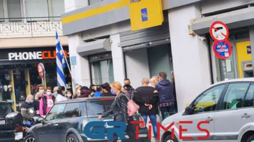 Lockdown στη Θεσσαλονίκη, αλλά... ατελείωτες ουρές στις τράπεζες [εικόνες]