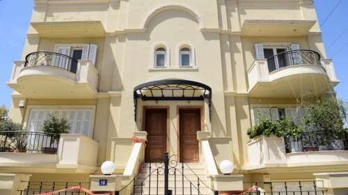 Γλυκά Νερά: Συγκλονιστικές εικόνες μέσα από τη μεζονέτα του εγκλήματος - Η κρεβατοκάμαρα, η φωτογραφία και η κούνια [βίντεο]